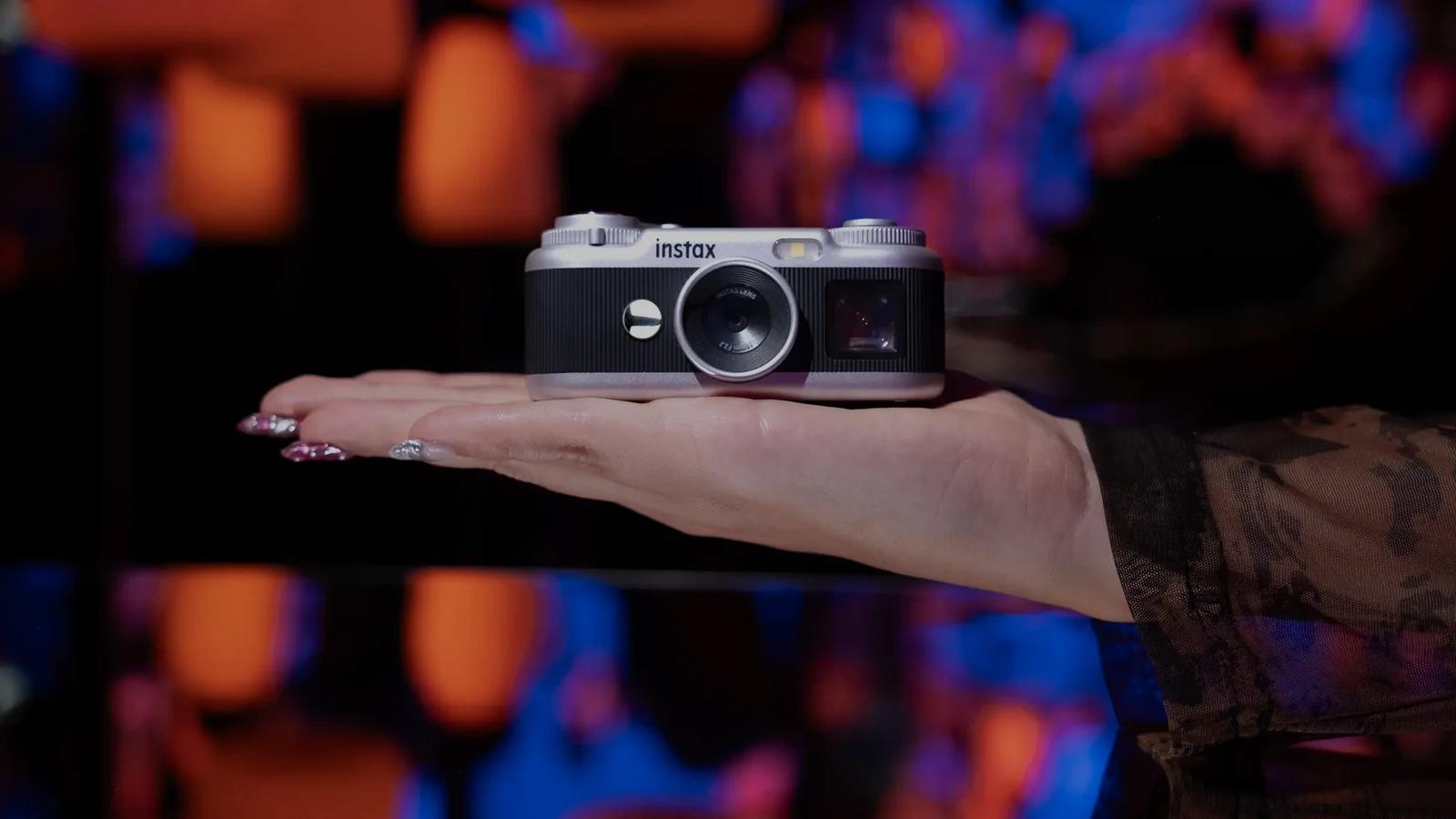دوربین کوچک Fujifilm Instax Pal 2 روی کف دست در تصویر رسمی محصول